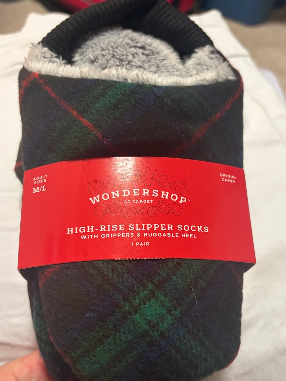Wondershop Men’s High-Rise Slipper Socks - Black & Green Plaid